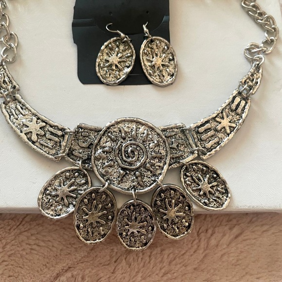 Silver Metal EUC Necklace and matching earring set - Picture 2 of 5